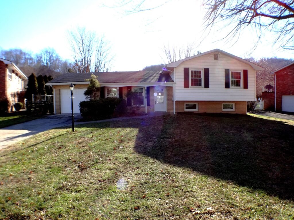 Single family home rental in Country Club Estates in Weirton, WV