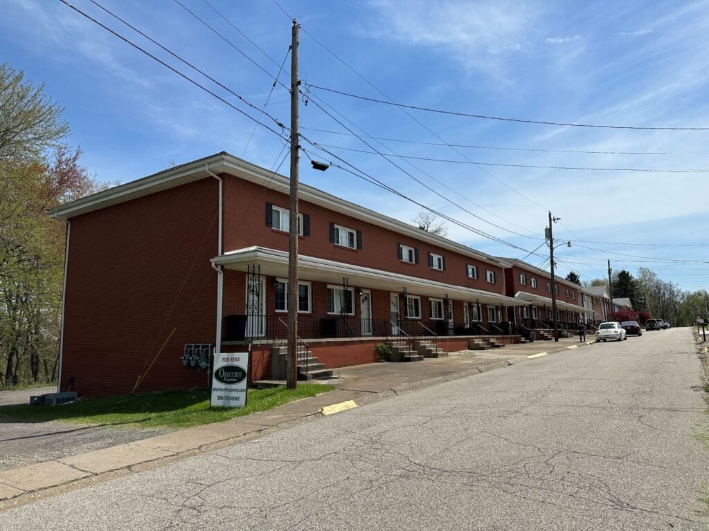 Townhomes on Weirton Heights close to restaurants and shopping.  Quick drive to Franciscan University. 