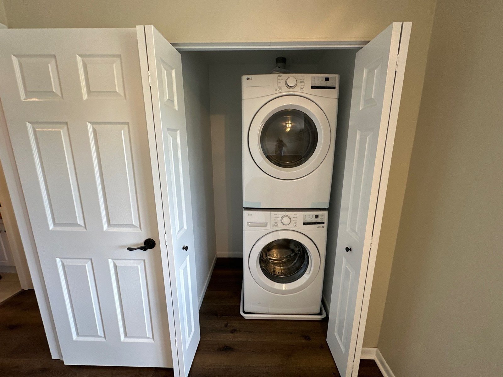 Image showcasing Pinky ROOM WEST LAKE/1 bed/balcony+kitchen+laundry - Apartments for ...